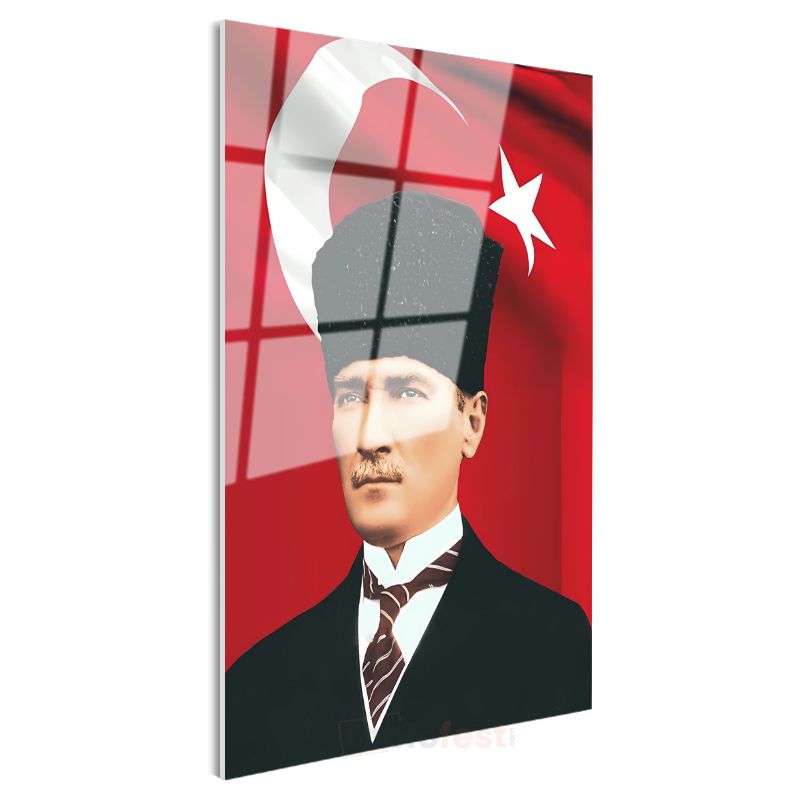 Türk Bayrağı Önünde Atatürk - Kalpak ve Resmi Kıyafet Cam Tablo