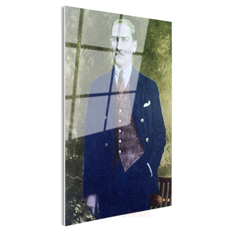 Yeşil Fonlu Atatürk - Lacivert Ceket Portresi Cam Tablo
