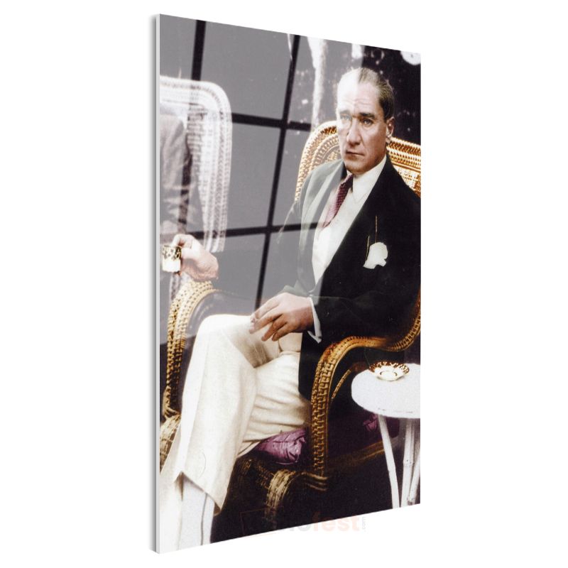Hasır Koltukta Atatürk - Şık Oturuş Portresi Cam Tablo