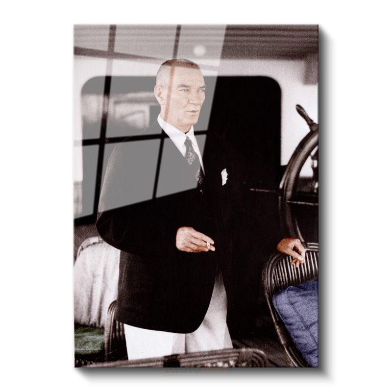 Otomobil Başında Atatürk - Siyah Ceket Beyaz Pantolon Cam Tablo