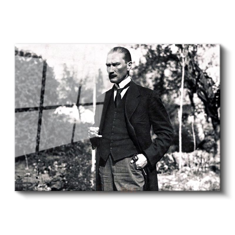 Bahçede Atatürk - Siyah Beyaz Klasik Portre Cam Tablo