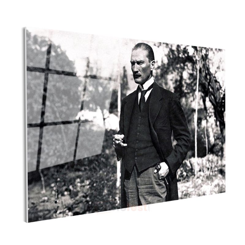 Bahçede Atatürk - Siyah Beyaz Klasik Portre Cam Tablo