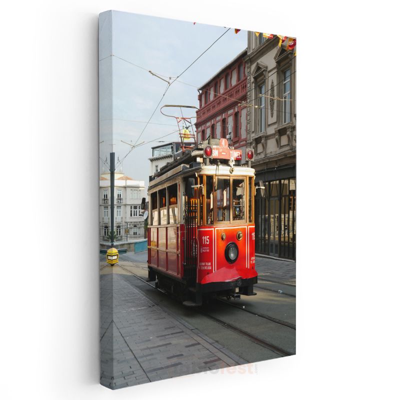 Nostaljik Tramvay - Şehir Merkezinde Kırmızı Tramvay Kanvas Tablo