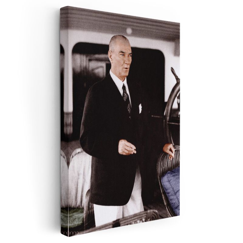 Otomobil Başında Atatürk - Siyah Ceket Beyaz Pantolon Kanvas Tablo