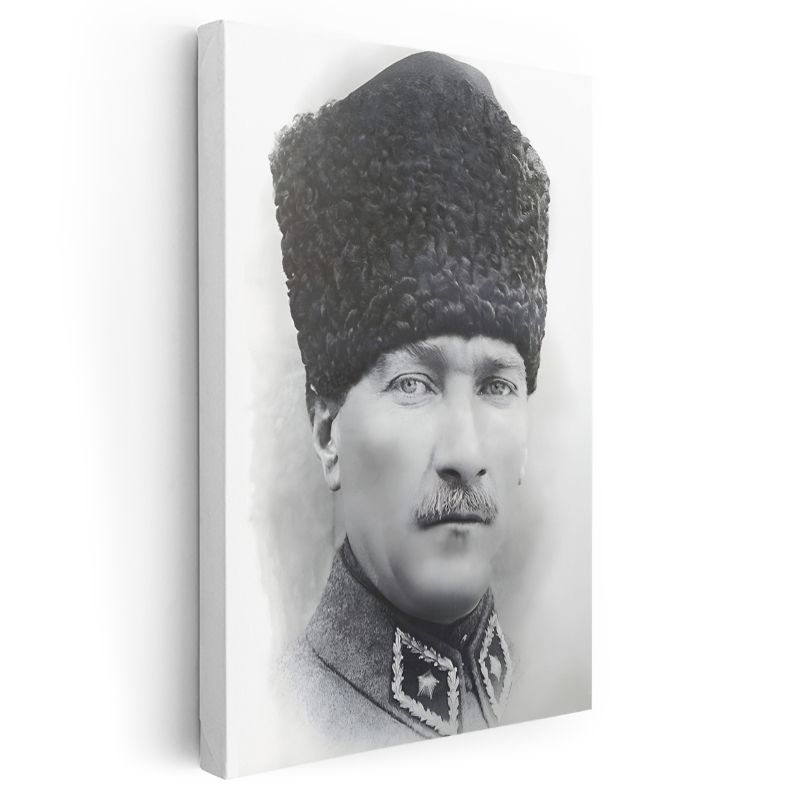 Kalpaklı Komutan - Beyaz Fonda Portre Kanvas Tablo