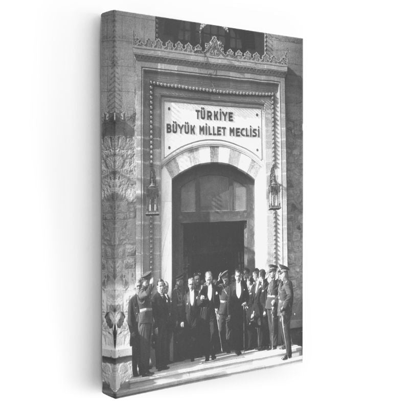 Meclis Kapısında Atatürk - Tarihi Fotoğraf Kanvas Tablo