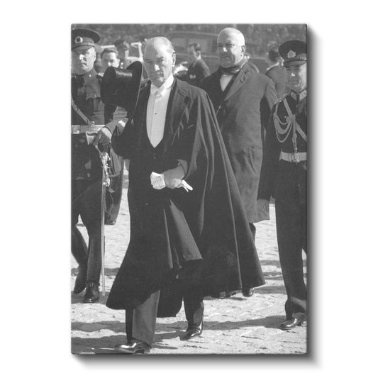 Resmi Tören - Pelerinli Siyah Beyaz Kanvas Tablo