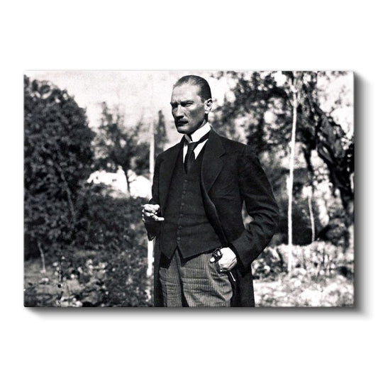 Bahçede Atatürk - Siyah Beyaz Klasik Portre Kanvas Tablo