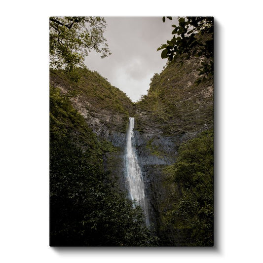 Yüksek Şelale - Kayalıklar Arasından Süzülen Görkemli Su Kanvas Tablo