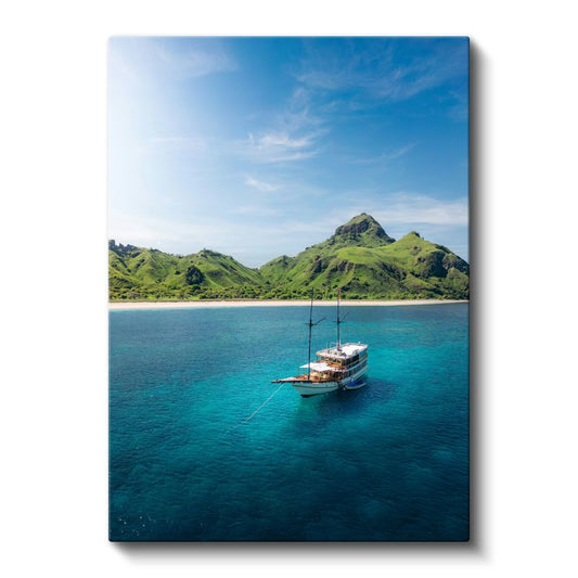 Tropik Cennet - Turkuaz Sularda Yüzen Tekne ve Yeşil Tepeler Kanvas Tablo