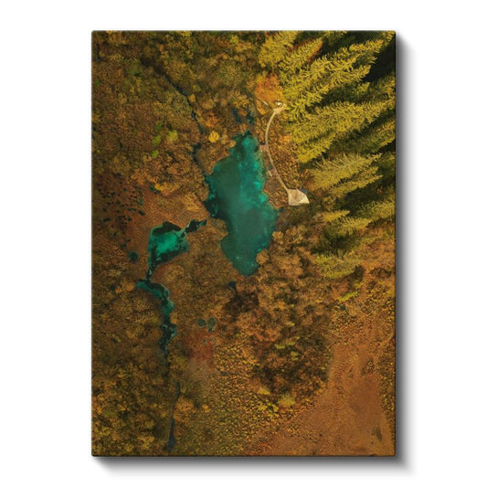 Sonbahar Ormanı - Zümrüt Göllerin Çevrelediği Altın Renkli Ağaçlar Kanvas Tablo