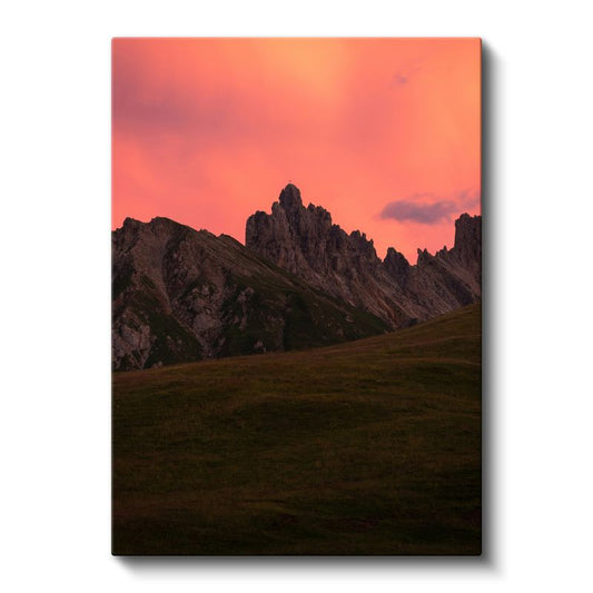 Alacakaranlık Dağları - Pembe Gökyüzü Altında Yükselen Kayalıklar Kanvas Tablo