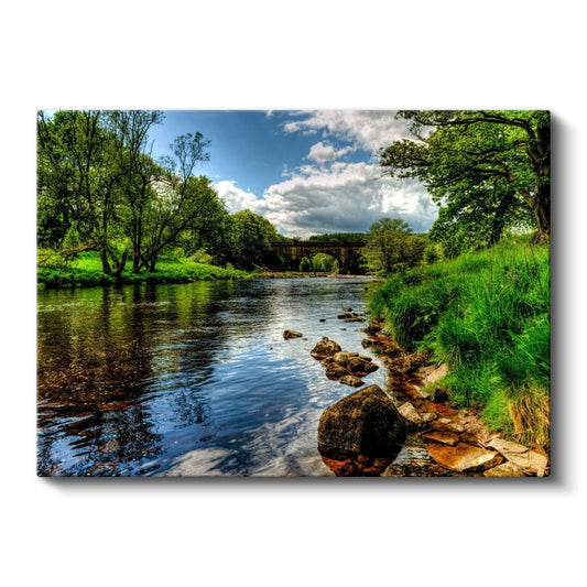 Taş Köprü - Yemyeşil Doğada Akan Nehir Kanvas Tablo