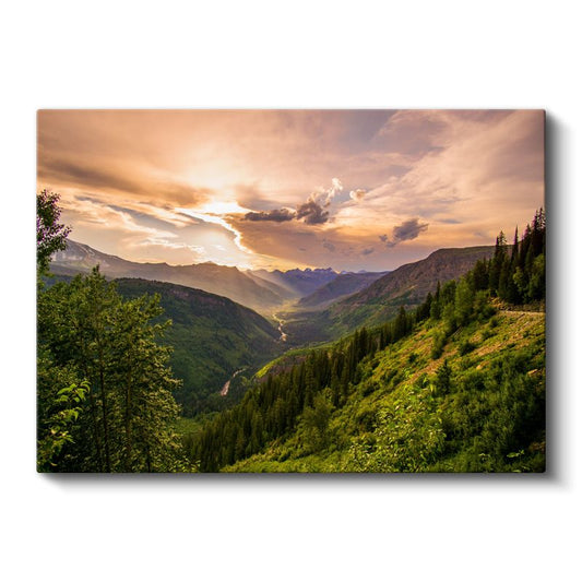 Yeşil Vadi - Altın Işıklarla Aydınlanan Dağ Silsilesi Kanvas Tablo