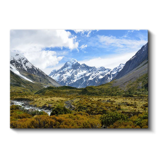 Alp Vadisi - Karlı Zirveler ve Yeşil Çayırların Buluşması Kanvas Tablo