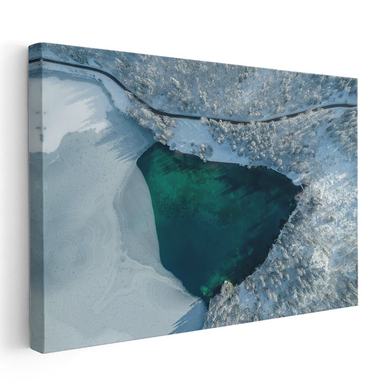 Zümrüt Göl - Karlı Ormanlar Arasında Saklı Cennet Kanvas Tablo