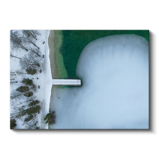 Kış Manzarası - Donmuş Göl ve Karlı Orman Kanvas Tablo