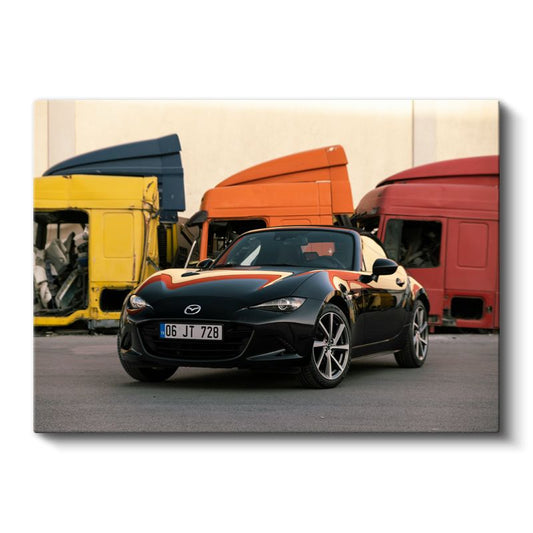 Mazda MX-5 Miata - Renkli Kamyonlar Önünde Roadster Kanvas Tablo