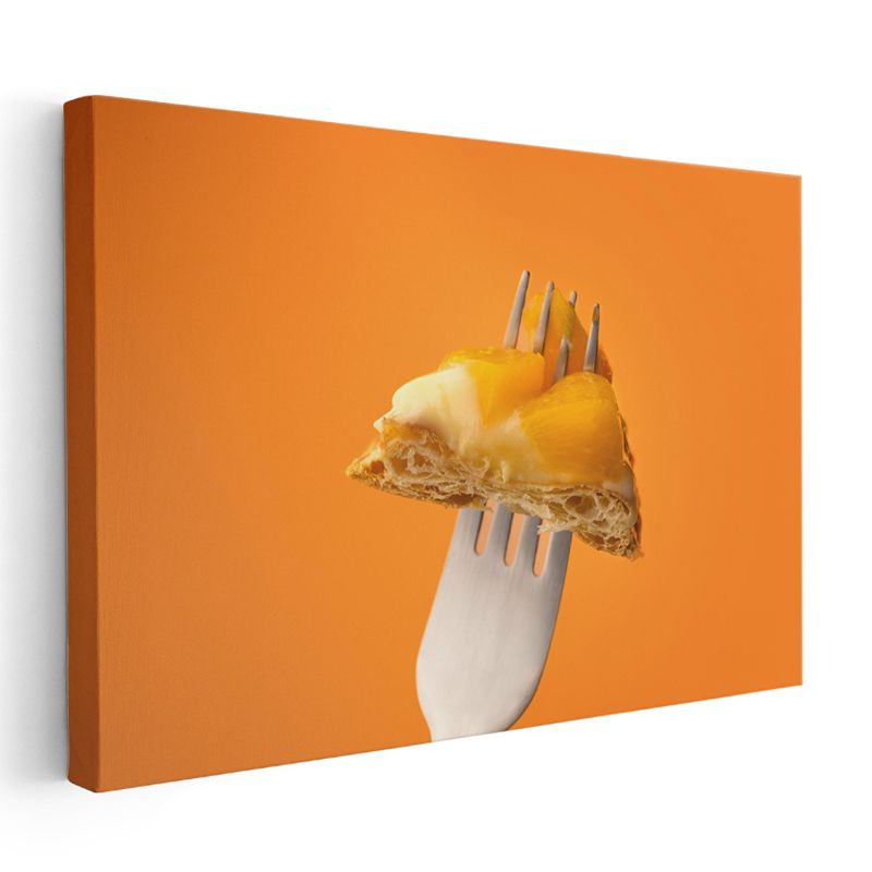 Meyveli Pasta Dilimi - Altın Renkli Tatlı Ziyafeti Kanvas Tablo