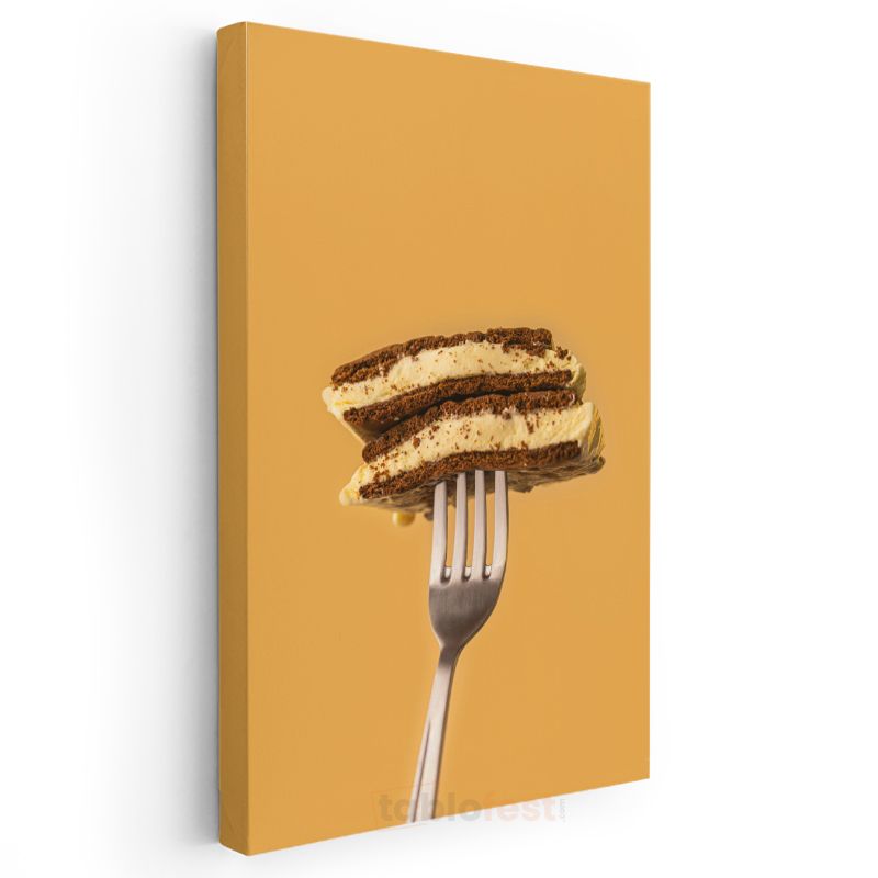 Tiramisu Lezzeti - Altın Çatal Üzerinde Tatlı Kanvas Tablo