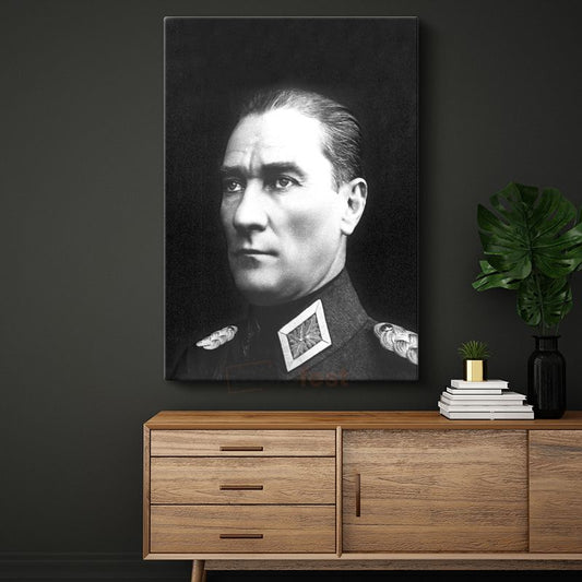 Siyah Fonda Atatürk - Askeri Üniforma Portresi Kanvas Tablo