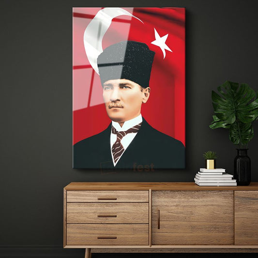 Türk Bayrağı Önünde Atatürk - Kalpak ve Resmi Kıyafet Cam Tablo