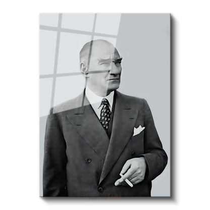 Devlet Adamı Atatürk - Zarif Takım Elbiseli Portre Cam Tablo