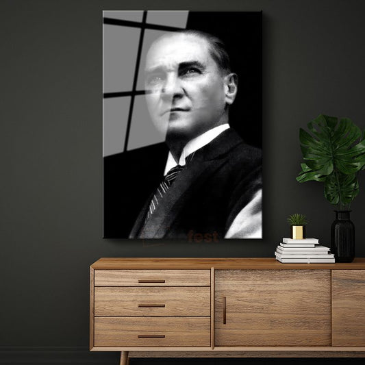 Siyah Fonlu Atatürk - Karizmatik Portre Cam Tablo