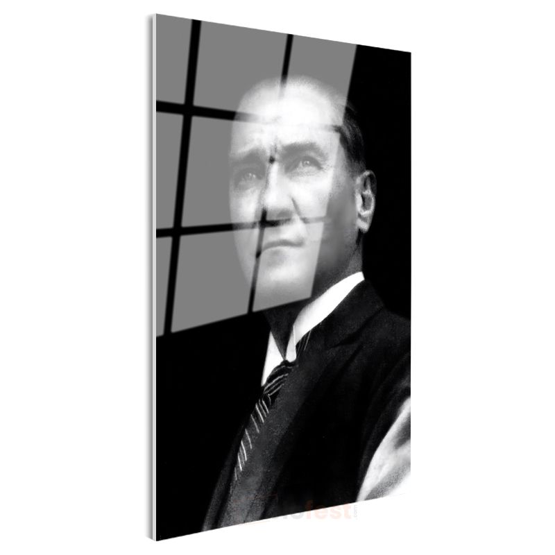 Siyah Fonlu Atatürk - Karizmatik Portre Cam Tablo