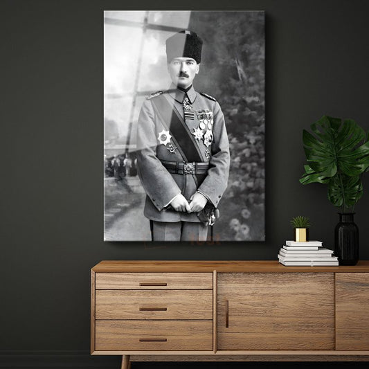 Mareşal Atatürk - Madalyalı Askeri Üniforma Cam Tablo