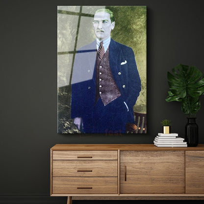 Yeşil Fonlu Atatürk - Lacivert Ceket Portresi Cam Tablo