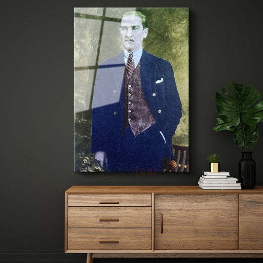 Yeşil Fonlu Atatürk - Lacivert Ceket Portresi Cam Tablo