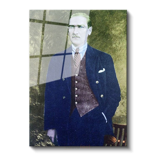 Yeşil Fonlu Atatürk - Lacivert Ceket Portresi Cam Tablo