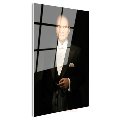 Smokinli Atatürk - Siyah Fonda Resmi Portre Cam Tablo