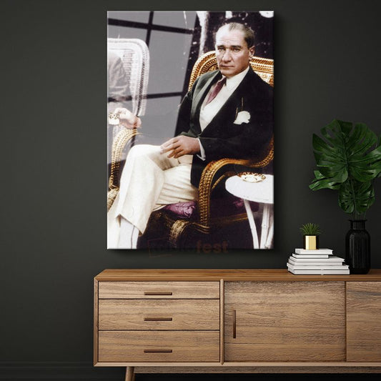 Hasır Koltukta Atatürk - Şık Oturuş Portresi Cam Tablo
