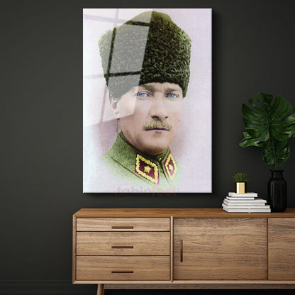 Yeşil Kalpaklı Atatürk - Askeri Üniforma Portresi Cam Tablo