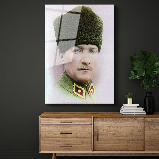 Yeşil Kalpaklı Atatürk - Askeri Üniforma Portresi Cam Tablo
