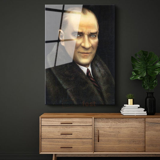 Kürk Yakalı Atatürk - Siyah Fonda Portre Cam Tablo