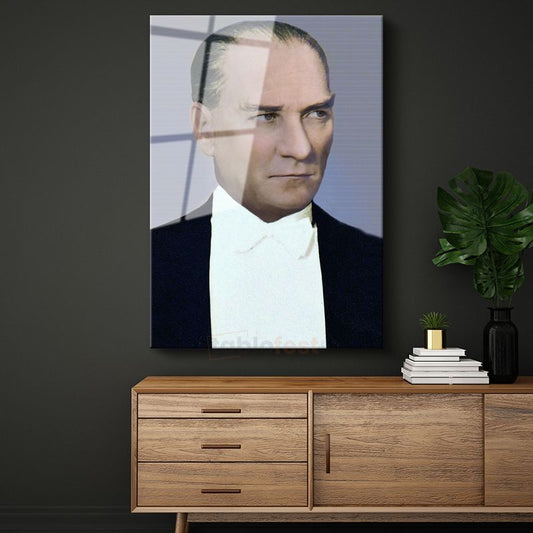 Beyaz Yakalı Atatürk - Mavi Fonda Portre Cam Tablo