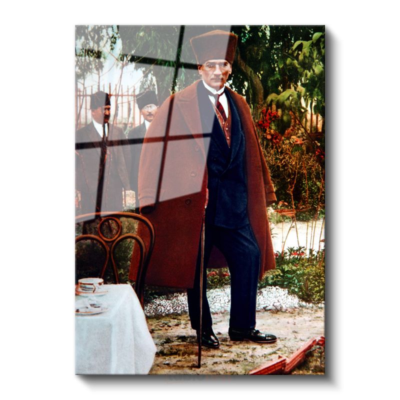 Kahverengi Paltolu Atatürk - Bahçede Bastonlu Cam Tablo