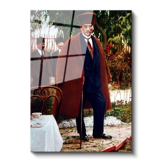 Kahverengi Paltolu Atatürk - Bahçede Bastonlu Cam Tablo