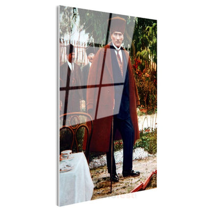 Kahverengi Paltolu Atatürk - Bahçede Bastonlu Cam Tablo