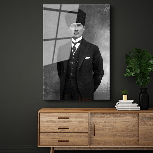 Siyah Kalpaklı Atatürk - Klasik Duruş Cam Tablo