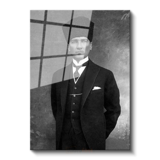 Siyah Kalpaklı Atatürk - Klasik Duruş Cam Tablo