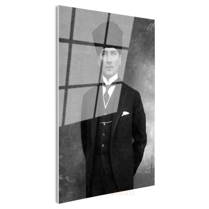 Siyah Kalpaklı Atatürk - Klasik Duruş Cam Tablo