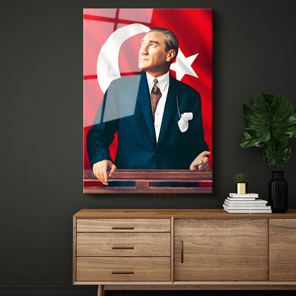 Türk Bayrağı Önünde Atatürk - Kürsüde Lider Cam Tablo