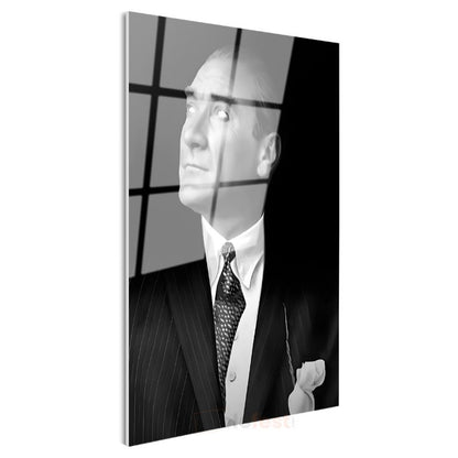 Yukarı Bakan Atatürk - Siyah Fonda Şık Portre Cam Tablo
