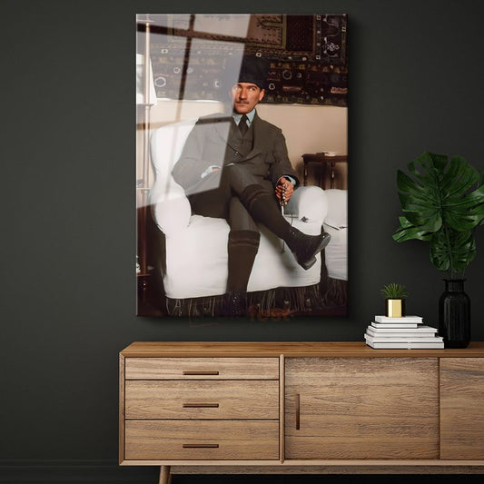 Koltukta Atatürk - Kalpaklı Resmi Kıyafet Cam Tablo