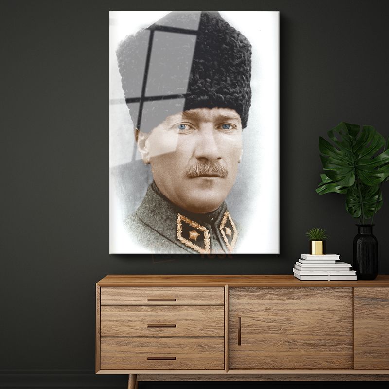 Kalpaklı Komutan - Renkli Askeri Portre Cam Tablo