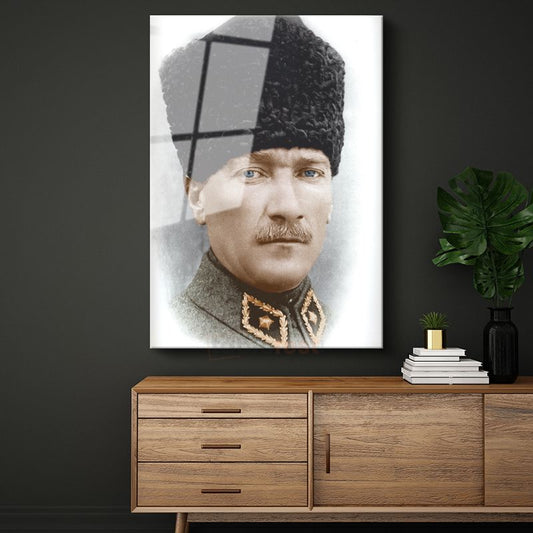 Kalpaklı Komutan - Renkli Askeri Portre Cam Tablo